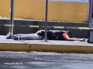 Balean a hombre afuera de un Oxxo frente a la Central de Abastos Balean a hombre afuera de un Oxxo frente a la Central de Abastos