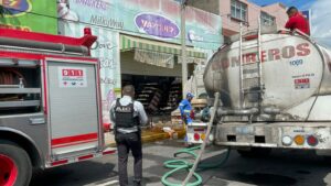 Fuerte incendio consume Dulcería Vázquez en Avenida San Pedro Fuerte incendio consume Dulcería Vázquez en Avenida San Pedro