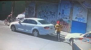 Graban a ladrones robando bateria de coche (VIDEO) Graban a ladrones robando bateria de coche (VIDEO)