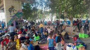 Expresan migrantes su desesperación al no saber si pasará el tren Expresan migrantes su desesperación al no saber si pasará el tren
