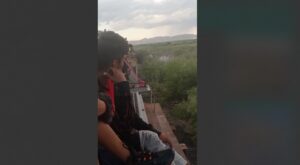 (VÍDEO) Migrantes se encuentran varados bajo sus casas de campaña intentando cruzar (VÍDEO) Migrantes se encuentran varados bajo sus casas de campaña intentando cruzar