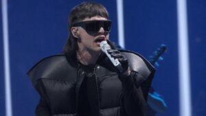 Tras recibir amenazas, Peso Pluma reaparece en el escenario de los VMA Tras recibir amenazas, Peso Pluma reaparece en el escenario de los VMA