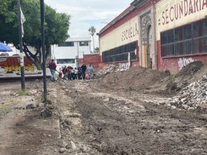 OBRA DE RECONSTRUCCIÓN DE SECUNDARIA 18 DE MARZO GENERA PROBLEMAS DE ACCESO Y SALIDA DE NIÑOS DE LA PRIMARIA PEMEX OBRA DE RECONSTRUCCIÓN DE SECUNDARIA 18 DE MARZO GENERA PROBLEMAS DE ACCESO Y SALIDA DE NIÑOS DE LA PRIMARIA PEMEX