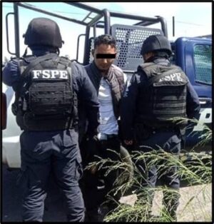 DETUVIERON LOS FSPE A UN HOMBRE QUE TRATÓ DE HUIR CUANDO LOS VIO EN LA COLONIA LAS MARGARITAS PUES TRAÍA ENVOLTORIOS DE LO QUE PARACE SER CRISTAL DETUVIERON LOS FSPE A UN HOMBRE QUE TRATÓ DE HUIR CUANDO LOS VIO EN LA COLONIA LAS MARGARITAS PUES TRAÍA ENVOLTORIOS DE LO QUE PARACE SER CRISTAL