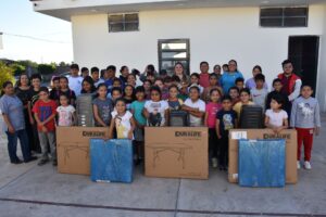 Chío Cervantes entrega apoyo para centro comunitario en Col. Juárez Chío Cervantes entrega apoyo para centro comunitario en Col. Juárez