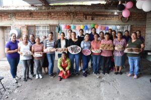 18 mujeres terminan curso de postres en Labor de Peralta 18 mujeres terminan curso de postres en Labor de Peralta