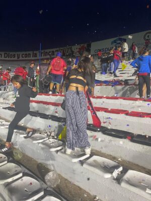 “Ojalá también vea esto la FemexFut”; limpian las gradas después del partido los Hijos de la Mermelada “Ojalá también vea esto la FemexFut”; limpian las gradas después del partido los Hijos de la Mermelada
