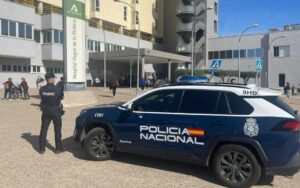 Se arroja una mujer de un tercer piso después de comer un pastel de marihuana Se arroja una mujer de un tercer piso después de comer un pastel de marihuana