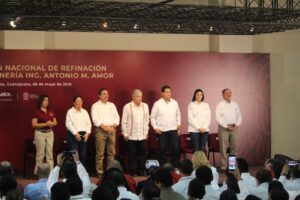 Votarán trabajadores para aprobar el aumento salarial en gremio petrolero, previo a la posible visita de AMLO Votarán trabajadores para aprobar el aumento salarial en gremio petrolero, previo a la posible visita de AMLO