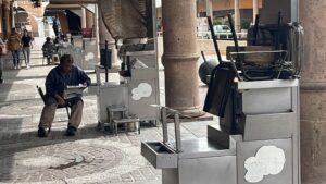 Atienden y regularizan a aseadores de calzado de la zona centro Atienden y regularizan a aseadores de calzado de la zona centro