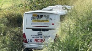 Dejan camión de personal en canal de riego sobre la carretera Irapuato – Pueblo Nuevo Dejan camión de personal en canal de riego sobre la carretera Irapuato – Pueblo Nuevo