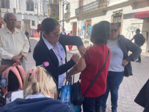 PERSONAS BUSCAN QUE SE LES APLIQUE VACUNA CONTRA LA INFLUENZA ANTE PERSONAL DE ENFERMERÍA QUE CAMINA EN LAS CALLES PERSONAS BUSCAN QUE SE LES APLIQUE VACUNA CONTRA LA INFLUENZA ANTE PERSONAL DE ENFERMERÍA QUE CAMINA EN LAS CALLES