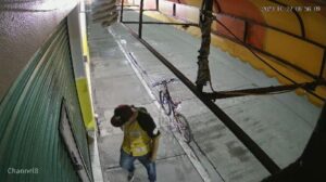PIDEN AYUDA PARA IDENTIFICAR A LADRÓN SOLITARIO QUE FUE CAPTADO POR CÁMARA DE SEGURIDAD ROBANDO EN UNA TAQUERÍA PIDEN AYUDA PARA IDENTIFICAR A LADRÓN SOLITARIO QUE FUE CAPTADO POR CÁMARA DE SEGURIDAD ROBANDO EN UNA TAQUERÍA