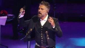 Alejandro Fernández se presenta con copas de más y se queda dormido en pleno concierto Alejandro Fernández se presenta con copas de más y se queda dormido en pleno concierto