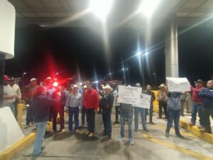 AGRICULTORES DE ZACATECAS SE MANIFESTARON EN LA CASETA DE COBRO DE LA AUTOPISTA IRAPUATO-QUERÉTARO AGRICULTORES DE ZACATECAS SE MANIFESTARON EN LA CASETA DE COBRO DE LA AUTOPISTA IRAPUATO-QUERÉTARO