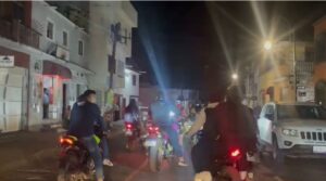 AGREDEN A CONDUCTORES RODADAS DE MOTOCICLETAS QUE CIRCULAN SIN PRECAUCIÓN Y ENTORPECIENDO LA CIRCULACIÓN VIAL AGREDEN A CONDUCTORES RODADAS DE MOTOCICLETAS QUE CIRCULAN SIN PRECAUCIÓN Y ENTORPECIENDO LA CIRCULACIÓN VIAL