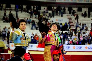 SALEN A HOMBROS VALADEZ Y FONSECA EN IRAPUATO SALEN A HOMBROS VALADEZ Y FONSECA EN IRAPUATO