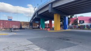 Impide tren el paso durante horas bajo el Puente Siglo XXI Impide tren el paso durante horas bajo el Puente Siglo XXI