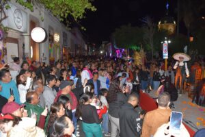 Miles de abasolenses visitaron la Calle de Las Catrinas Miles de abasolenses visitaron la Calle de Las Catrinas