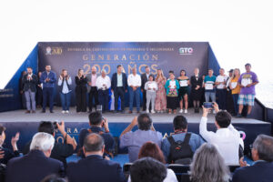 Preside Gobernador entrega de 1 mil certificados de Primaria y Secundaria. Preside Gobernador entrega de 1 mil certificados de Primaria y Secundaria.