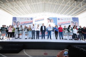 Entrega Diego Sinhue uniformes deportivos a estudiantes de secundarias. Entrega Diego Sinhue uniformes deportivos a estudiantes de secundarias.