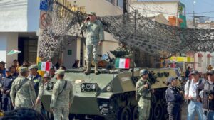Atrae el desfile de la Revolución a cientos de familias irapuatenses Atrae el desfile de la Revolución a cientos de familias irapuatenses