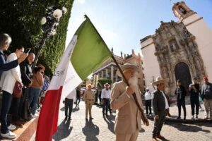 Vive Guanajuato vibrante desfile de la Revolución Mexicana con calles abarrotadas Vive Guanajuato vibrante desfile de la Revolución Mexicana con calles abarrotadas