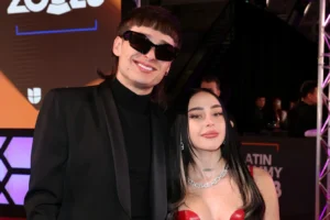 Peso Pluma y Nicki Nicole hacen oficial su relación durante la alfombra roja de los Latin Grammy Peso Pluma y Nicki Nicole hacen oficial su relación durante la alfombra roja de los Latin Grammy