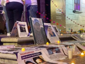 Piden alto a la violencia y recuerdan a sus familiares con altar frente a Presidencia Municipal Piden alto a la violencia y recuerdan a sus familiares con altar frente a Presidencia Municipal