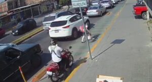 Atropella motociclista a joven estudiante en ciclovía de León Atropella motociclista a joven estudiante en ciclovía de León