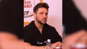 Regañan a Nicola Porcella por llegar tarde a un evento Regañan a Nicola Porcella por llegar tarde a un evento