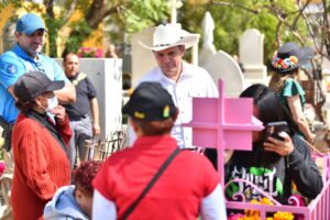 Supervisa Navarro trabajos de mantenimiento y vigilancia en panteón de Santa Paula durante Día de Muertos Supervisa Navarro trabajos de mantenimiento y vigilancia en panteón de Santa Paula durante Día de Muertos