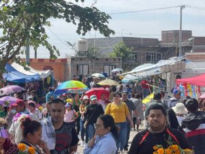 Asisten miles de irapuatenses a celebrar a sus antepasados en el Panteón Municipal Asisten miles de irapuatenses a celebrar a sus antepasados en el Panteón Municipal