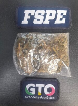 ELEMENTOS DE LAS FUERZAS DE SEGURIDAD PÚBLICA DEL ESTADO, DETUVIERON A UN HOMBRE CERCA DE LA CENTRAL DE AUTOBUSES PORQUE LE ENCONTRARON UN PAQUETE QUE CONTIENE 20 DOSIS DE MARIHUANA ELEMENTOS DE LAS FUERZAS DE SEGURIDAD PÚBLICA DEL ESTADO, DETUVIERON A UN HOMBRE CERCA DE LA CENTRAL DE AUTOBUSES PORQUE LE ENCONTRARON UN PAQUETE QUE CONTIENE 20 DOSIS DE MARIHUANA