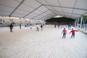 ¡Se divierten a lo grande en la pista de hielo y juegos mecánicos gratuitos! ¡Se divierten a lo grande en la pista de hielo y juegos mecánicos gratuitos!