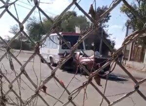 ACRIBILLAN A TRIPULANTES DE UNA CAMIONETA A UNOS METROS DE LA PUERTA 5 DE RIAMA ACRIBILLAN A TRIPULANTES DE UNA CAMIONETA A UNOS METROS DE LA PUERTA 5 DE RIAMA