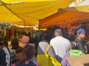 SATURAN MERCADO TOMASA ESTEVES POR COMPRAS PRE-NAVIDEÑAS Y CIERRAN CALLES SATURAN MERCADO TOMASA ESTEVES POR COMPRAS PRE-NAVIDEÑAS Y CIERRAN CALLES