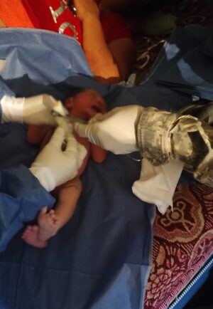 APOYAN ELEMENTOS DE POLICÍA A DOS MUJERES EN LABOR DE PARTO APOYAN ELEMENTOS DE POLICÍA A DOS MUJERES EN LABOR DE PARTO