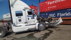 EN LA OBRA DEL PUENTE ELEVADO QUE REALIZA EL MUNICIPIO, UNA PIPA FUE EMBESTIDA POR EL CONVOY DEL FERROCARRIL EN LA OBRA DEL PUENTE ELEVADO QUE REALIZA EL MUNICIPIO, UNA PIPA FUE EMBESTIDA POR EL CONVOY DEL FERROCARRIL