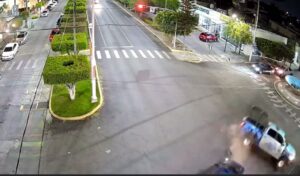 Se pasa el rojo y choca a patrulla en Celaya Se pasa el rojo y choca a patrulla en Celaya