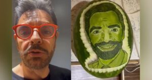 Eugenio Derbez es «detenido» en el aeropuerto de Nueva York por culpa de una sandía Eugenio Derbez es «detenido» en el aeropuerto de Nueva York por culpa de una sandía