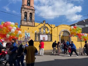 MILES VENERAN A LA VIRGEN DEL TEPEYAC EN SU DÍA MILES VENERAN A LA VIRGEN DEL TEPEYAC EN SU DÍA