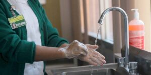 IMSS sugiere a la población continuar con medidas para prevenir el COVID, pues sigue presente el contagio IMSS sugiere a la población continuar con medidas para prevenir el COVID, pues sigue presente el contagio