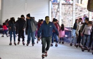 Ya casi está lista la pista de hielo; se podrá disfrutar de manera gratuita durante todo un mes: del 19 de diciembre al 19 de enero Ya casi está lista la pista de hielo; se podrá disfrutar de manera gratuita durante todo un mes: del 19 de diciembre al 19 de enero