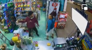 DIFUNDEN UN VIDEO DE AGRESIÓN DE UN HOMBRE AL JOVEN ENCARGADO DE UNA TIENDA DE ABARROTES UBICADA EN LA COLONIA INFONAVIT 1 Y GENERA REACCIONES EN USUARIOS DE LA RED SOCIAL, QUIENES LO IDENTIFICAN Y DICEN CONOCERLO DIFUNDEN UN VIDEO DE AGRESIÓN DE UN HOMBRE AL JOVEN ENCARGADO DE UNA TIENDA DE ABARROTES UBICADA EN LA COLONIA INFONAVIT 1 Y GENERA REACCIONES EN USUARIOS DE LA RED SOCIAL, QUIENES LO IDENTIFICAN Y DICEN CONOCERLO