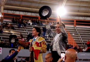 Hermoso de Mendoza y Arturo Gilio salieron a hombros con 3 orejas Hermoso de Mendoza y Arturo Gilio salieron a hombros con 3 orejas