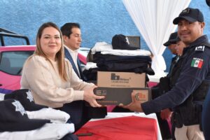 Chío Cervantes entrega Uniformes y Patrulla a Seguridad Pública Chío Cervantes entrega Uniformes y Patrulla a Seguridad Pública