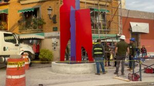 Comienzan a armar la escultura “Trío Fresero” de Jazzamoart en el centro histórico #Irapuato Comienzan a armar la escultura “Trío Fresero” de Jazzamoart en el centro histórico #Irapuato