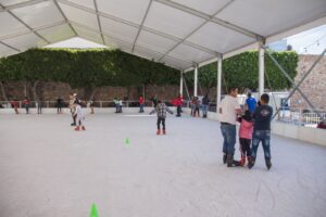 Llevan a la pista de hielo a más de mil 500 niñas y niños de comunidades de Guanajuato Capital Llevan a la pista de hielo a más de mil 500 niñas y niños de comunidades de Guanajuato Capital
