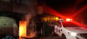 RESCATAN A FAMILIA DE INCENDIO EN VIVIENDA RESCATAN A FAMILIA DE INCENDIO EN VIVIENDA